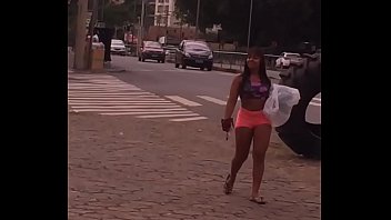 morena gostosa de short socado