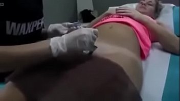 MINHA GATA FAZENDO UMA TATUAGEM HENNA ANTES DE NOIS IRMOS A